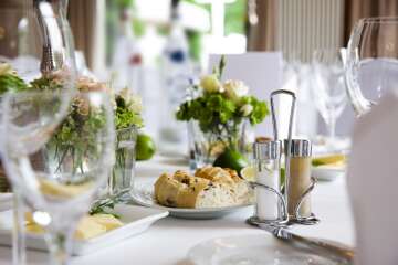 gedeckter Tisch blume AdobeStock 92094260 web gedeckter Tisch blume AdobeStock 92094260 web